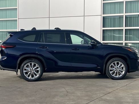 New 2026 Toyota Highlander Limited image 3