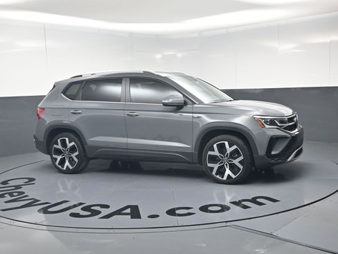 Used 2022 Volkswagen Taos SEL w/ Panoramic Sunroof Package AWD/4WD image 2