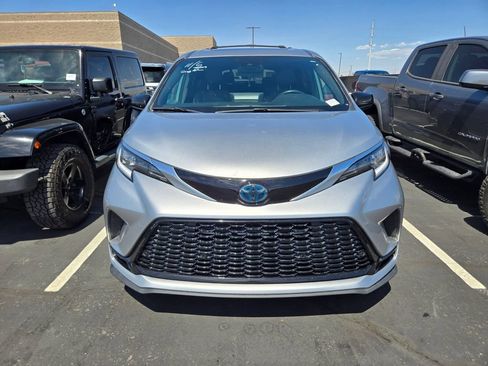Used 2021 Toyota Sienna XSE FWD image 4