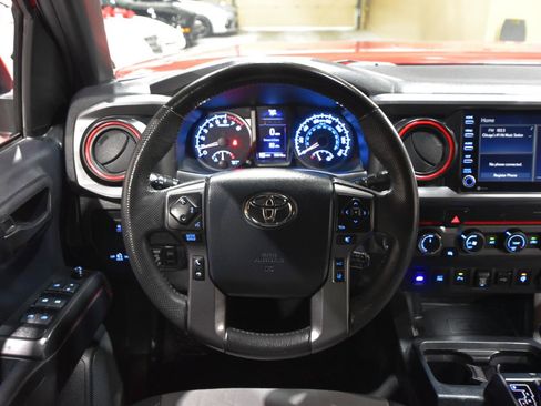 Used 2020 Toyota Tacoma TRD Off-Road w/ Technology Package AWD/4WD image 17