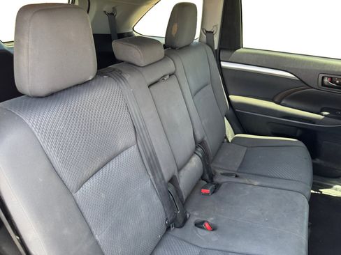 Used 2016 Toyota Highlander LE AWD/4WD image 18
