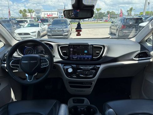 Used 2023 Chrysler Pacifica Touring-L FWD image 10