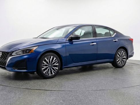 Used 2025 Nissan Altima 2.5 SV FWD image 3