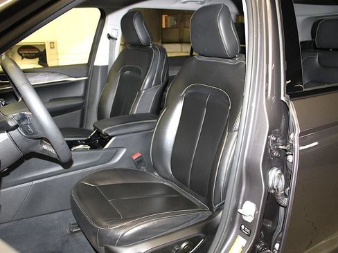 Certified 2023 Jeep Grand Cherokee L Limited AWD/4WD image 27
