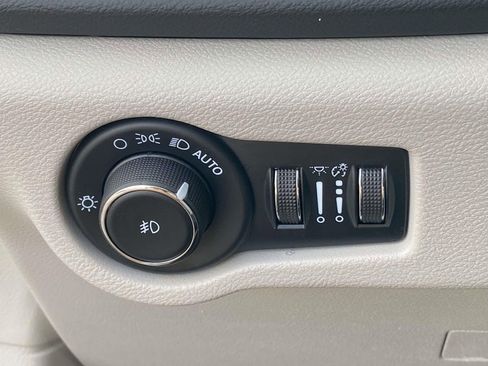 Used 2023 Chrysler Pacifica Touring-L image 17