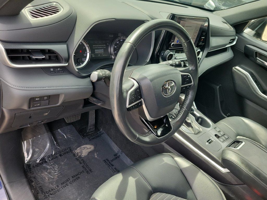 Used 2024 Toyota Highlander XSE FWD image 8