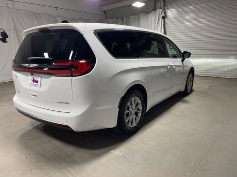 Used 2026 Chrysler Pacifica Limited FWD image 7