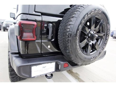Used 2019 Jeep Wrangler Unlimited Sahara AWD/4WD image 29