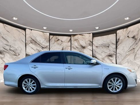 Used 2013 Toyota Camry XLE w/ Leather Pkg FWD image 4