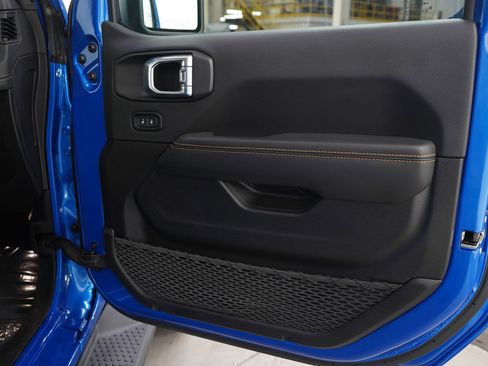 Used 2024 Jeep Wrangler Unlimited Sahara w/ Technology Group AWD/4WD image 9