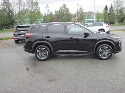 Used 2025 Nissan Rogue SV AWD/4WD image 3