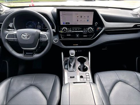 Used 2024 Toyota Highlander Limited image 14