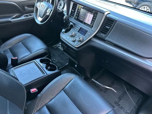 Used 2020 Toyota Sienna SE w/ SE Preferred Package image 19