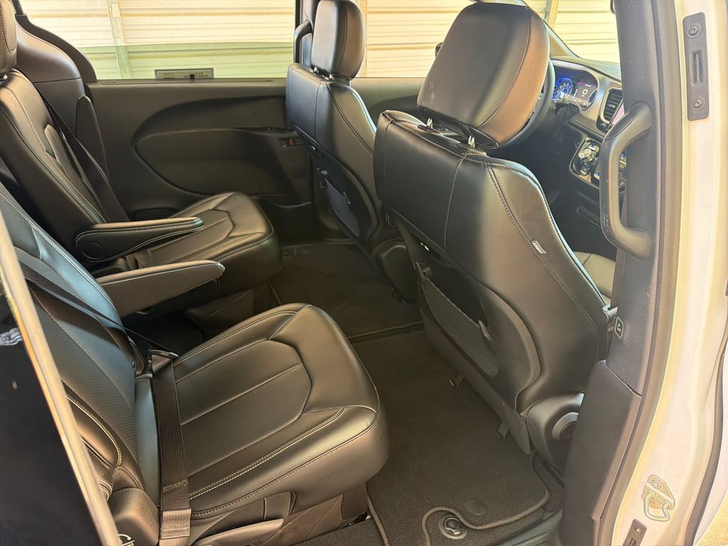Used 2024 Chrysler Pacifica Touring-L w/ S Appearance Package FWD image 31