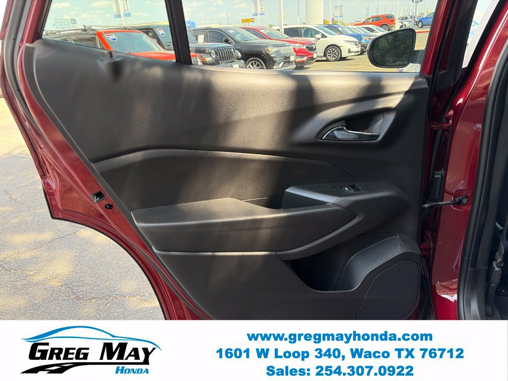 Used 2025 Chevrolet Trax LS w/ LS Convenience Package FWD image 17