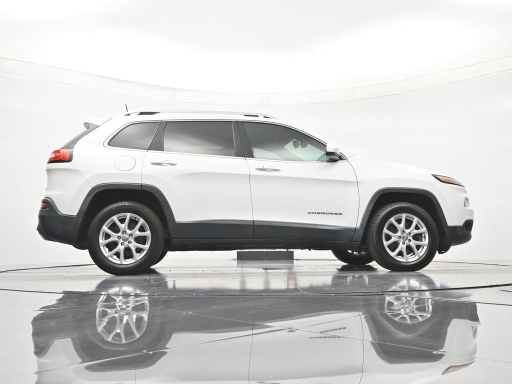 Used 2016 Jeep Cherokee Latitude FWD image 40