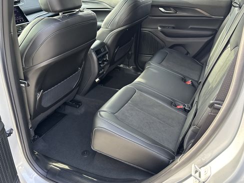 New 2025 Jeep Grand Cherokee Altitude image 24