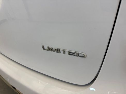Used 2020 Chrysler Pacifica Limited FWD image 11
