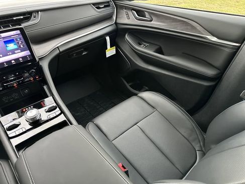 New 2025 Jeep Grand Cherokee L Overland w/ Luxury Tech Group IV image 15