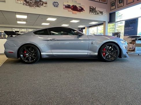 Used 2022 Ford Mustang Shelby GT500 w/ Carbon Fiber Track Pack RWD image 4