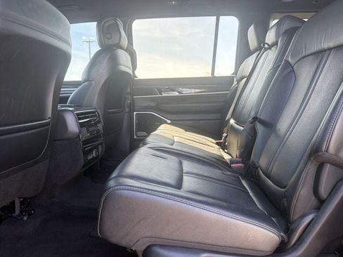 Used 2022 Jeep Wagoneer Series II AWD/4WD image 12