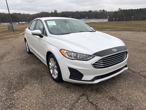 Used 2020 Ford Fusion SE image 2