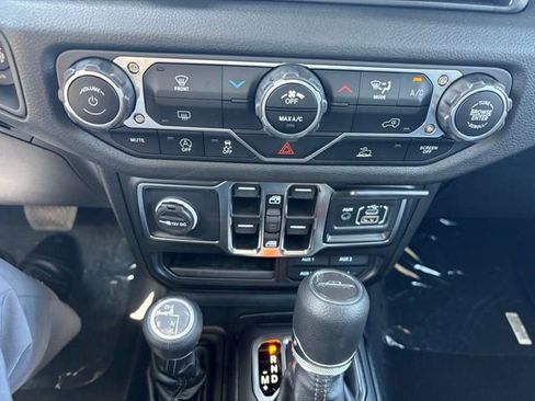 New 2025 Jeep Gladiator Sport image 29