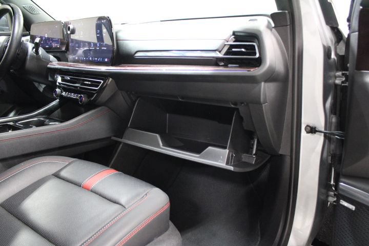 Used 2025 Chevrolet Traverse RS AWD/4WD image 30