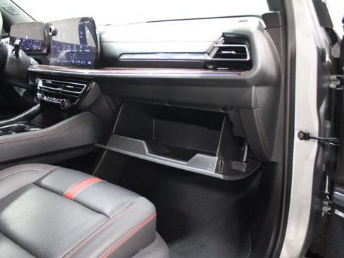 Used 2025 Chevrolet Traverse RS AWD/4WD image 30