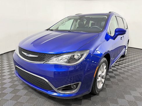 Used 2018 Chrysler Pacifica Touring-L w/ Tire & Wheel Group FWD image 3