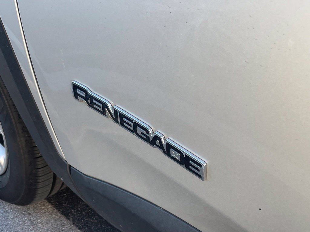 Used 2019 Jeep Renegade Latitude FWD image 4