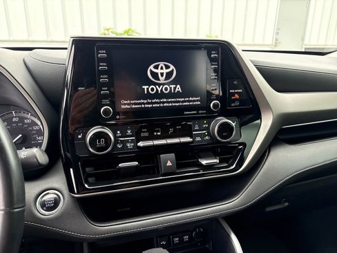 Used 2020 Toyota Highlander XLE AWD/4WD image 12