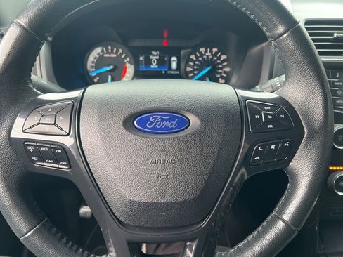 Used 2018 Ford Explorer XLT image 59
