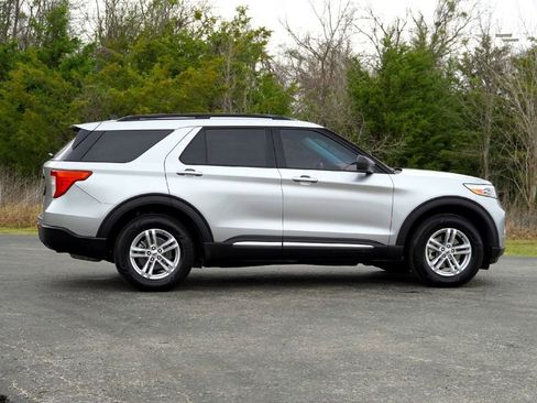 Used 2021 Ford Explorer XLT image 5