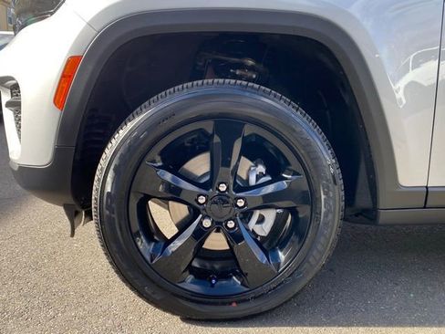 New 2025 Jeep Grand Cherokee Altitude image 16