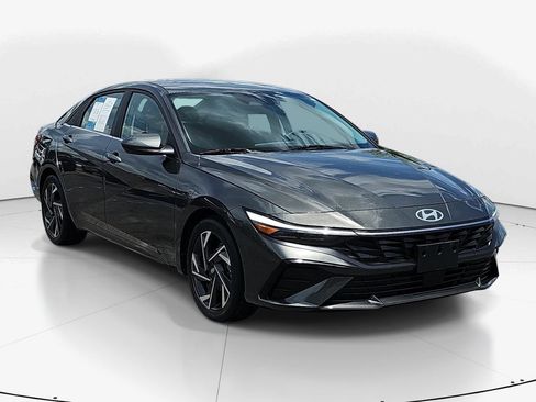 Used 2024 Hyundai Elantra SEL w/ Convenience Package FWD image 3