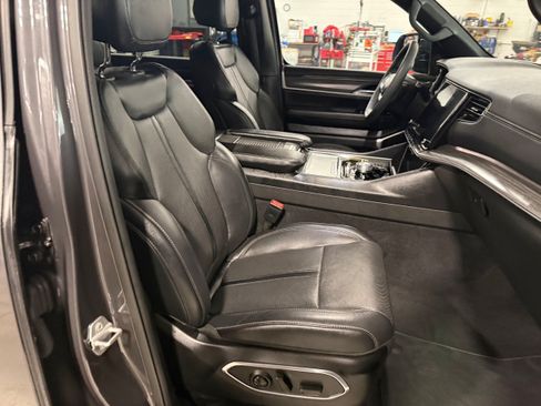 Used 2023 Jeep Wagoneer Series III w/ Preferred Equipment Group AWD/4WD image 10