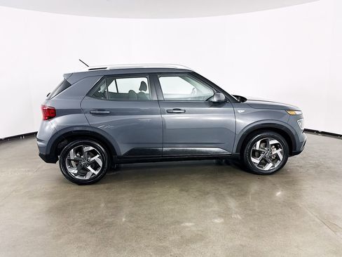 Used 2024 Hyundai Venue SEL image 4