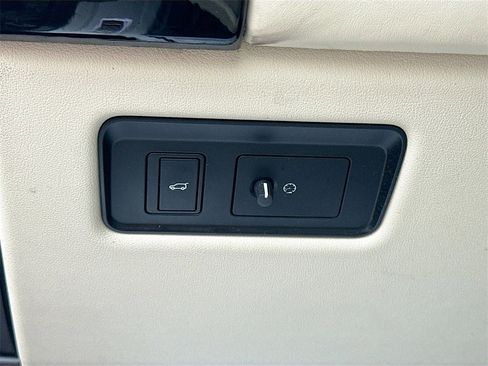 Used 2022 Land Rover Range Rover P525 Westminster Edition image 11