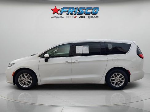 Used 2023 Chrysler Pacifica Touring-L FWD image 4