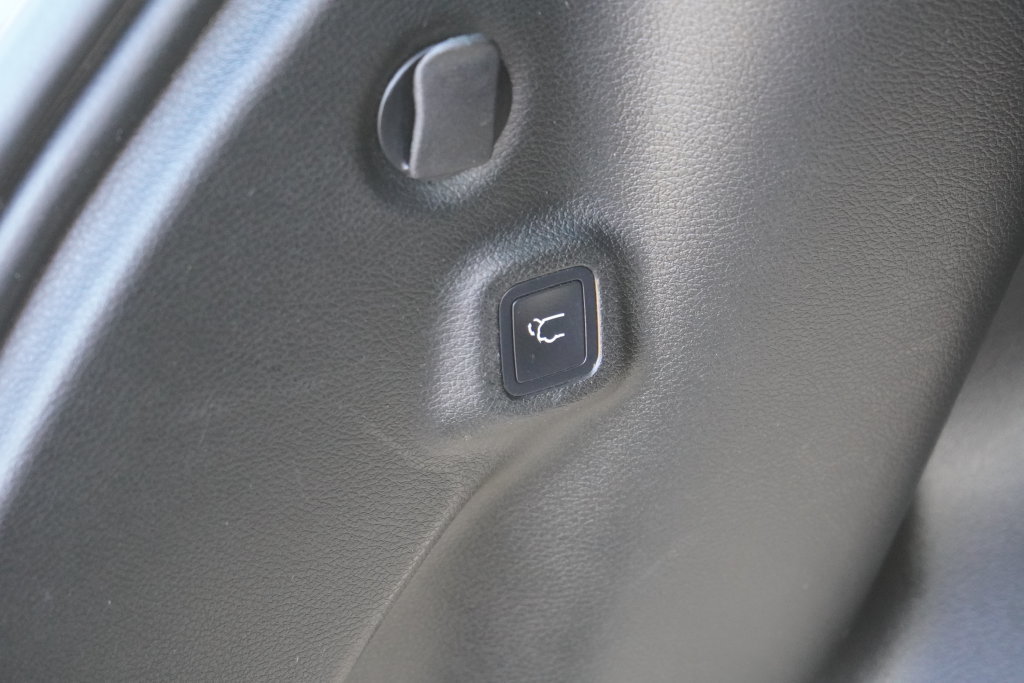 Used 2023 Jeep Compass Latitude w/ Sun and Sound Group AWD/4WD image 9