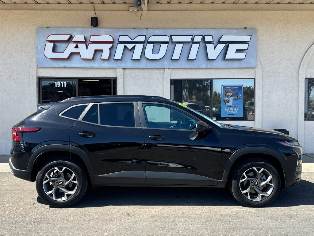 Used 2025 Chevrolet Trax LT FWD image 3