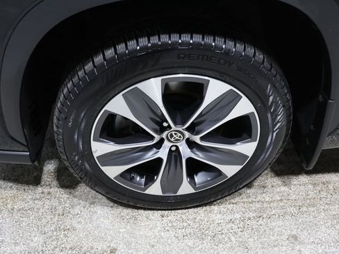 Used 2023 Toyota Highlander XLE image 9