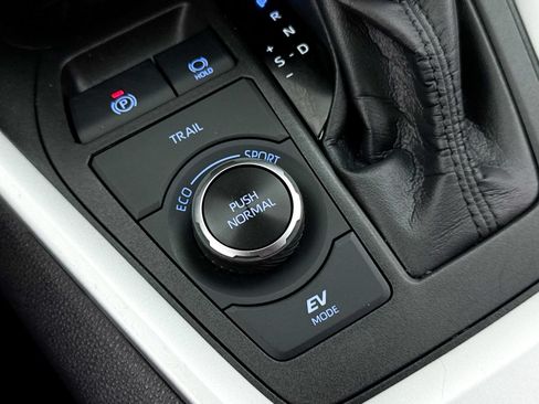 Used 2022 Toyota RAV4 XLE AWD/4WD image 9