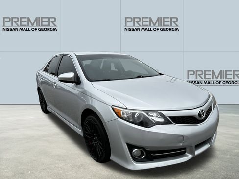 Used 2014 Toyota Camry SE image 3