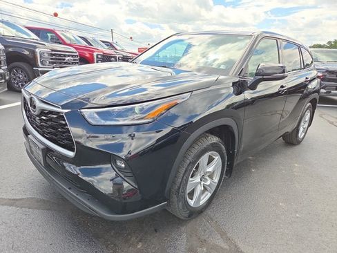 Used 2021 Toyota Highlander LE AWD/4WD image 2