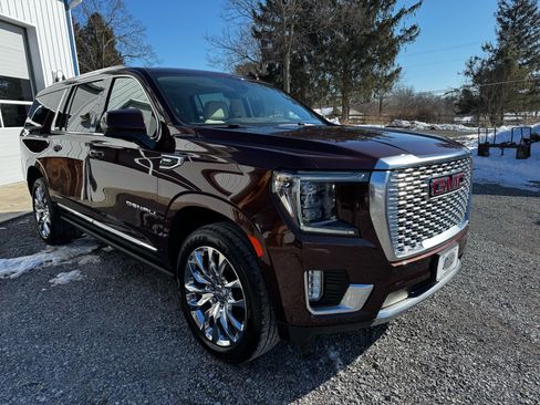 Used 2022 GMC Yukon XL Denali w/ Advanced Technology Package AWD/4WD image 2