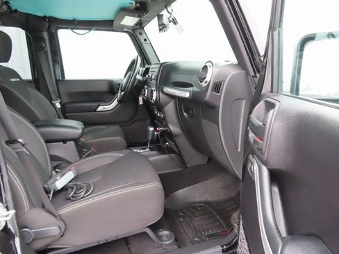 Used 2016 Jeep Wrangler Unlimited Rubicon w/ Connectivity Group image 22