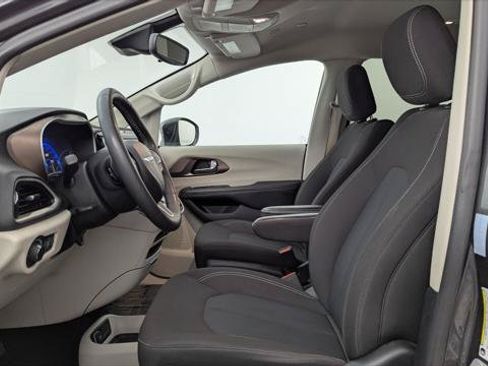 Used 2023 Chrysler Voyager LX FWD image 14