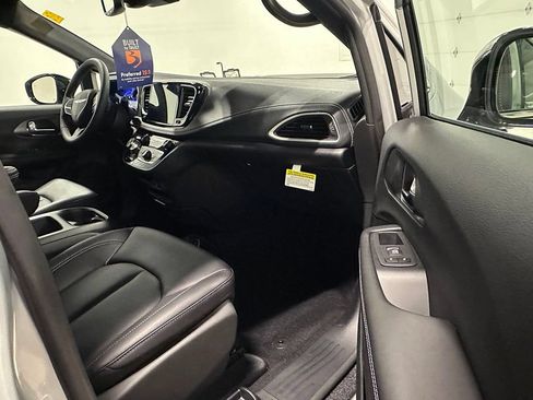 Used 2026 Chrysler Pacifica Select FWD image 31